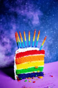 Coming-out-Geschichten Bild von Regenbogenkuchen